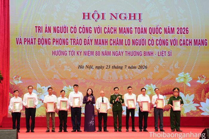 Phó Thủ tướng - Bộ trưởng Quốc phòng Phan Văn Giang cùng Phó Chủ tịch nước Võ Thị Ánh Xuân trao kỷ vật liệt sỹ tới các gia đình