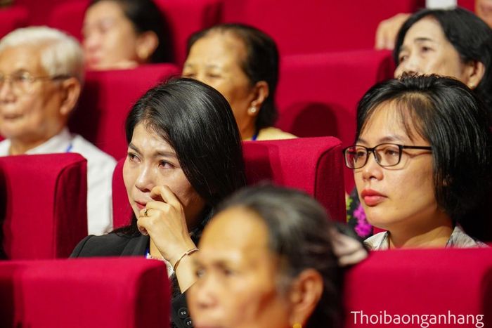 Những giọt nước mắt xúc động đã rơi trên gương mặt nhiều đại biểu tham dự Hội nghị