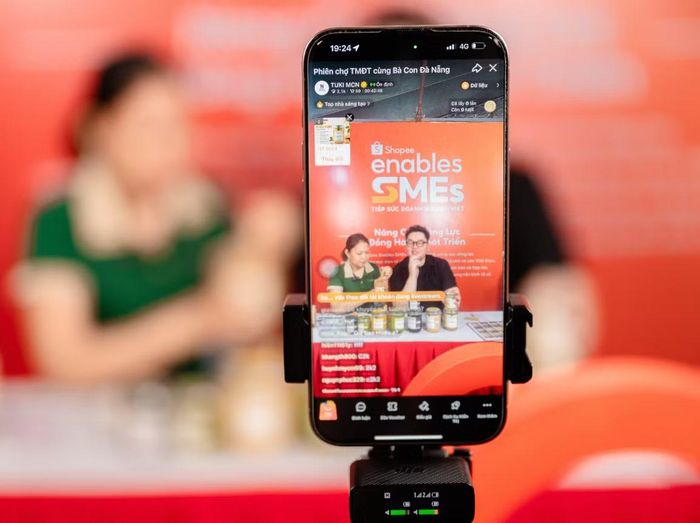“Tiếp sức doanh nghiệp Việt” tạo cơ hội cho nhà bán Đà Nẵng thực hành dẫn dắt một phiên livestream phát sóng trực tiếp trên ứng dụng Shopee.