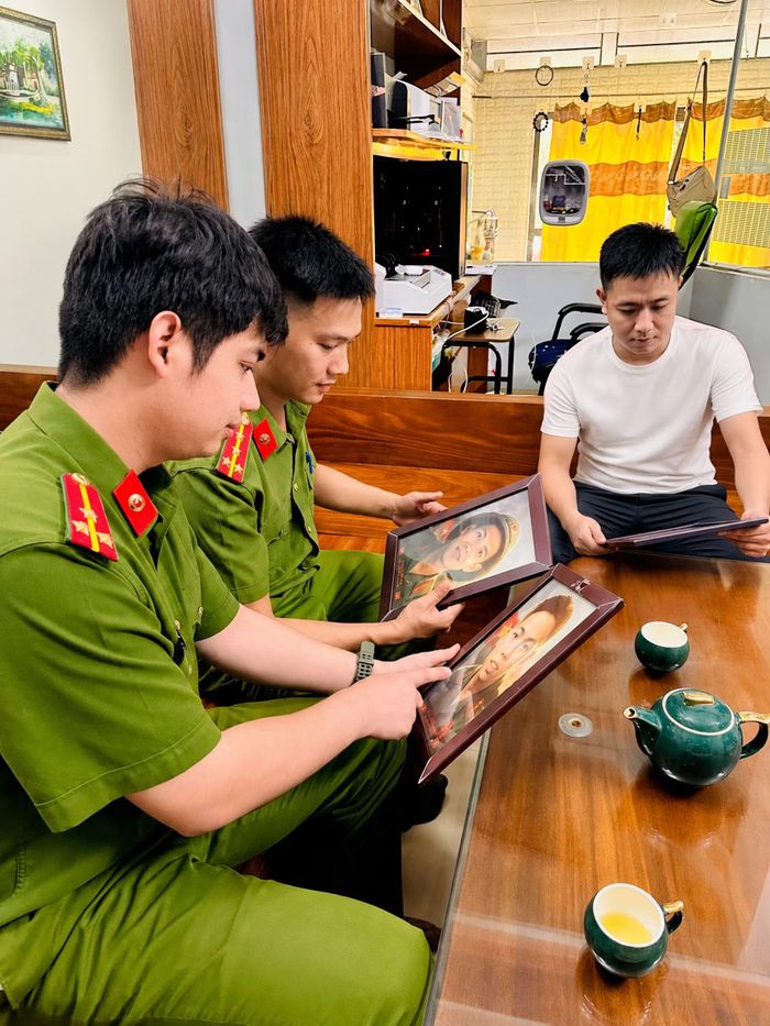 Đồng hành với chương trình của Công an xã là anh Lê Thế Thắng, một công dân xã Sao Vàng.