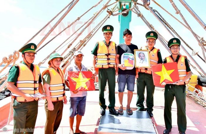 Công an phối hợp Bộ đội Biên phòng tuyên truyền, trao cờ Tổ quốc, ảnh Bác Hồ, tủ thuốc Biên phòng cho thuyền trưởng, ngư dân của tàu cá đang khai thác hải sản trên biển.
