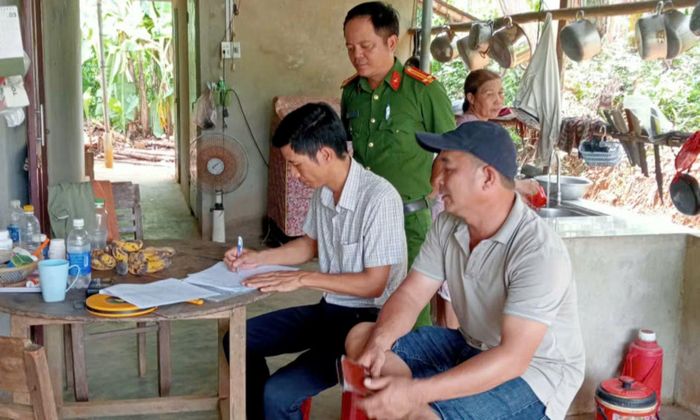 Lực lượng Công an xã Hiệp Đức tham gia vận động người dân hiến đất mở đường.