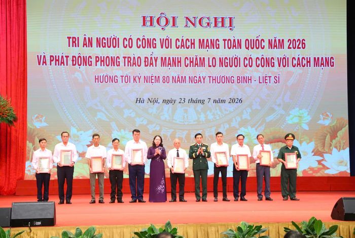 Đại tướng Phan Văn Giang và Phó Chủ tịch nước Võ Thị Ánh Xuân trao kỷ vật cho thân nhân các liệt sĩ đi B.