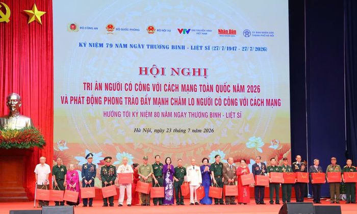 Phó Thủ tướng Phạm Thị Thanh Trà và Phó Chủ tịch Quốc hội Nguyễn Thị Thanh trao quà cho các đại biểu người có công tiêu biểu.