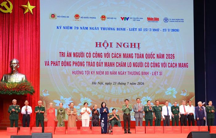 Đại tướng Lương Tam Quang, Bộ trưởng Bộ Công an và đồng chí Bùi Thị Minh Hoài, Chủ tịch Ủy ban Trung ương Mặt trận Tổ quốc Việt Nam trao quà cho các đại biểu người có công tiêu biểu.