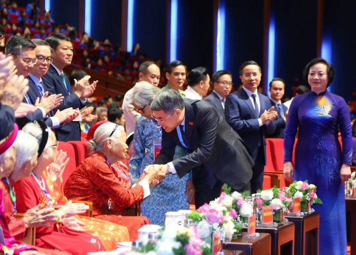 Thủ tướng Lê Minh Hưng và các đồng chí lãnh đạo Đảng, Nhà nước thăm hỏi các Mẹ Việt Nam Anh hùng, người có công tiêu biểu.