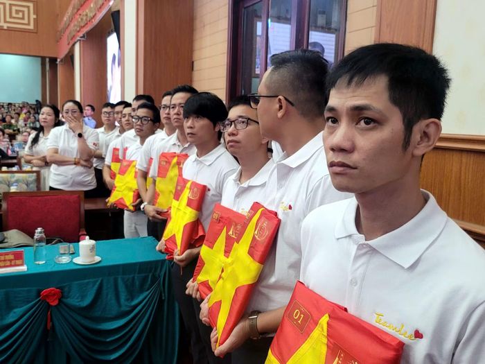 Các thành viên Team Lee với những di ảnh liệt sĩ được phục dựng.