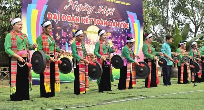 Người dân hồ hởi tham gia Ngày hội đại đoàn kết dân tộc.