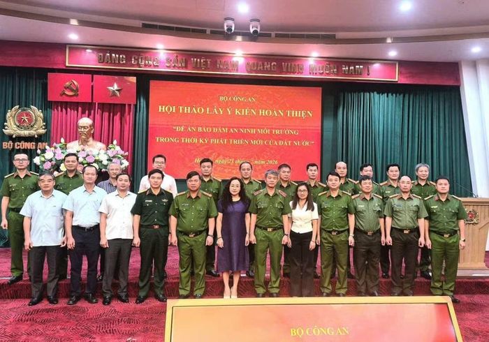 Thiếu tướng Thân Văn Hải và các đại biểu tại hội thảo.