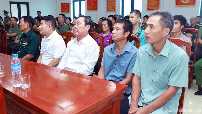 Với người dân, điều đáng quý không chỉ nằm ở món quà, mà ở cảm giác những hy sinh của gia đình chưa bao giờ bị lãng quên.