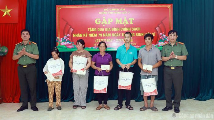 Đoàn công tác trao tặng những phần quà ý nghĩa tới các gia đình chính sách, thương binh, bệnh binh, thân nhân liệt sĩ và người có công với cách mạng.
