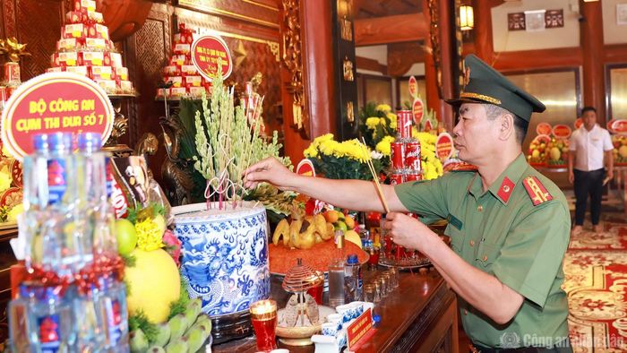 Đại tá Bùi Anh Tuấn, Phó Cục trưởng Cục Truyền thông Công an nhân dân dâng hoa, dâng hương tưởng niệm Chủ tịch Hồ Chí Minh.