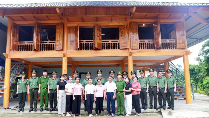 Đoàn công tác và gia đình Đại úy Hoàng Xuân Sỹ.