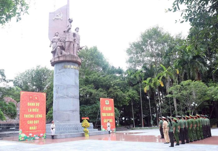 Đoàn đại biểu dâng hương tưởng niệm Chủ tịch Hồ Chí Minh và các Anh hùng liệt sĩ Công an nhân dân tại Khu Di tích lịch sử Công an nhân dân.