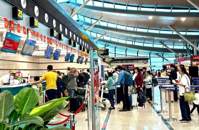 Du khách đến Cảng HKQT Phú Bài tăng cao nên công tác đảm bảo an ninh, an toàn hàng không đặc biệt được chú trọng.