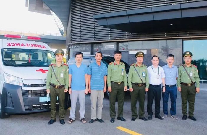 Lực lượng Công an hỗ trợ các bác sĩ Bệnh viện Trung ương Huế vận chuyển tạng bằng đường hàng không về sân bay Phú Bài để phục vụ cứu chữa bệnh nhân.