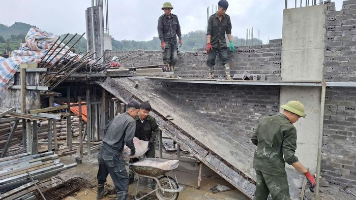 Những cán bộ, chiến sĩ Phòng Cảnh sát cơ động khẩn trương thi công trên công trường xây dựng Trường Phổ thông nội trú liên cấp Tiểu học và Trung học cơ sở xã Đàm Thủy.