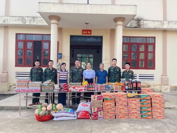 Xã Phục Hòa (Cao Bằng) tặng quà lực lượng thi công trường nội trú liên cấp.