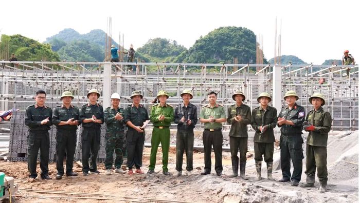 Đại tá Đoàn Hồng Hiệu, Phó Giám đốc Công an tỉnh thăm hỏi, động viên cán bộ, chiến sĩ đang thực hiện nhiệm vụ tại công trường xây dựng điểm trường.