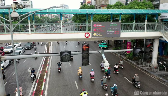  Màn hình LED điện tử tại nút giao Trần Khát Chân - Võ Thị Sáu (Hà Nội) hiển thị tình trạng giao thông và gợi ý lộ trình cho người tham gia. 