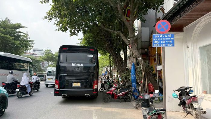 Việc dừng đỗ các phương tiện kích thước lớn không đúng nơi quy định, đặc biệt trong giờ cao điểm, không chỉ gây ùn tắc mà còn tiềm ẩn nguy cơ mất ATGT nhưng không hề bị lực lượng chức năng xử lý.
