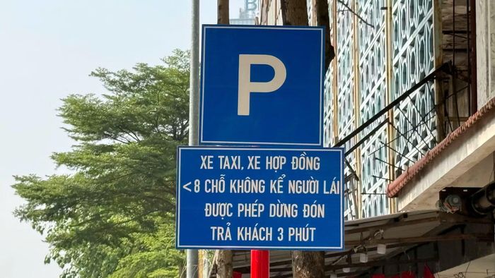 Khu vực cho phép xe taxi, hợp đồng trên 8 chỗ không kể người lái được dừng đón trả khách trong vòng 3 phút.