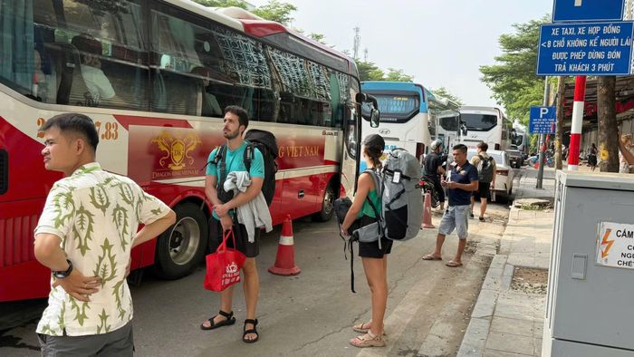 Nhiều du khách cảm thấy rất bất tiện khi phải vội vã với lịch trình của tour vào sáng sớm.