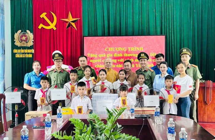 Phòng An ninh nội địa, Công an tỉnh Thái Nguyên thăm, tặng quà các gia đình thương binh, liệt sĩ, gia đình có công với cách mạng trên địa bàn xã Yên Bình.