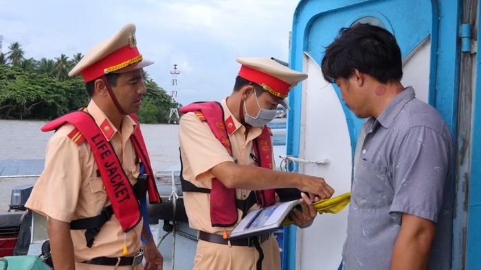 Qua công tác tuần tra kiểm soát, Cảnh sát đường thủy lồng ghép tuyên truyền góp phần nâng cao ý thức của người điều khiển phương tiện.