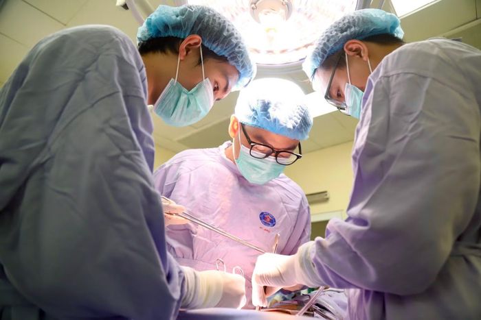 Các bác sĩ phẫu thuật tạo hình phế quản, tái tạo đường thở bằng cho bệnh nhân.