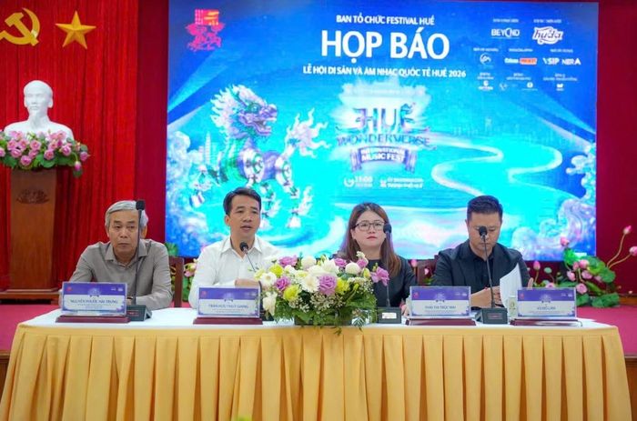 Phó Chủ tịch UBND TP Huế Trần Hữu Thùy Giang (áo trắng) phát biểu tại lễ công bố.