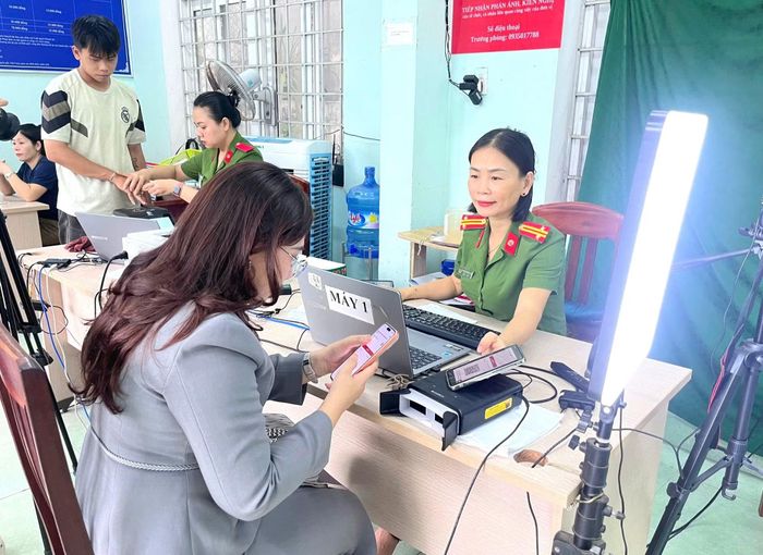 Các thủ tục hành chính đã dần được thay thế bằng những quy trình nhanh gọn, thuận tiện chỉ với vài thao tác trên smartphone.