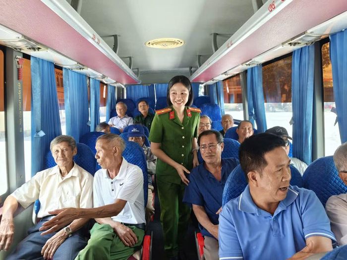 Công an tổ chức đưa đón người thân các Anh hùng liệt sĩ đến điểm lấy mẫu.