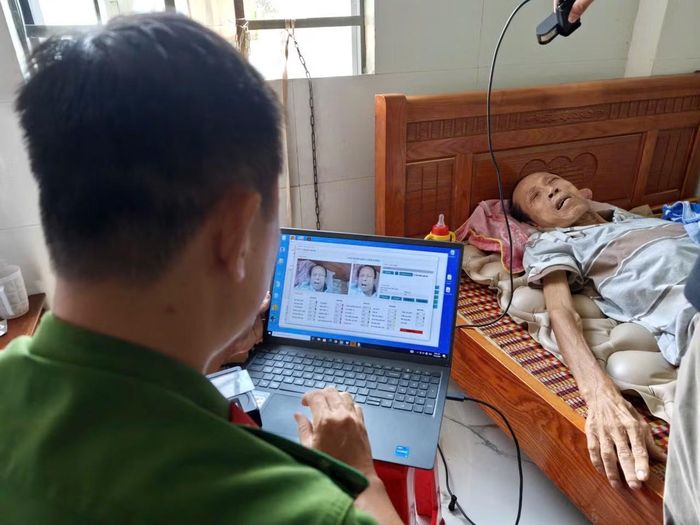 Công an đến tận nhà thu nhận mẫu sinh phẩm của người già yếu.