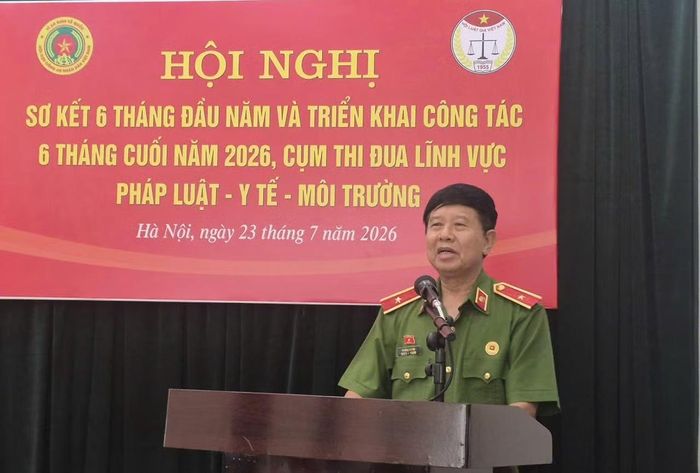 Thiếu tướng Vũ Hùng Vương, Phó Chủ tịch Thường trực Hội Cựu CAND Việt Nam, đại diện đơn vị Cụm phó Cụm thi đua phát biểu tại hội nghị.