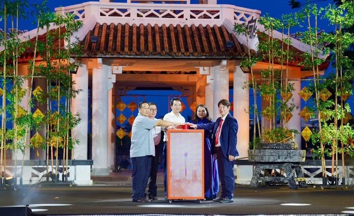Các đại biểu thực hiện nghi thức khai mạc chương trình.