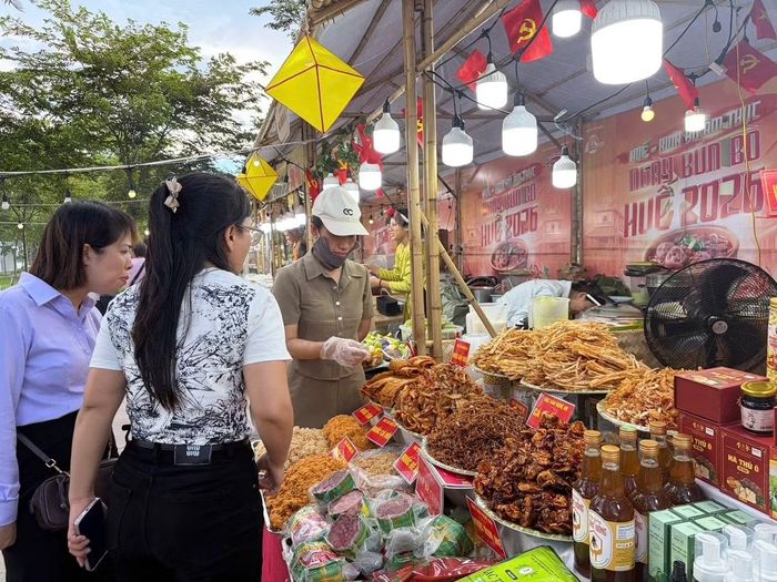 Ẩm thực của nhiều vùng, miền hội tụ về bên bờ sông Hương.