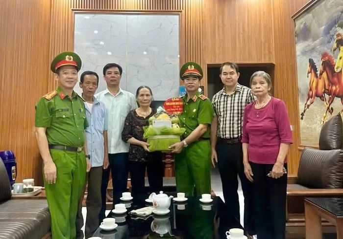 Đồng chí PGS.TS, Thiếu tướng Lê Hoài Nam, Bí thư Đảng ủy, Hiệu trưởng cùng Đoàn công tác của Nhà trường tặng quà gia đình chính sách trên địa bàn xã Xuân Mai.