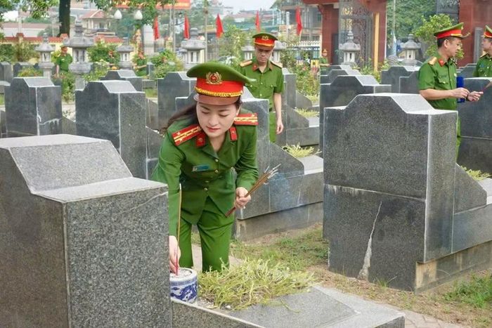 Đoàn công tác Trường Cao đẳng Cảnh sát nhân dân I đã dâng hoa, dâng hương, tưởng niệm các anh hùng liệt sĩ trên địa bàn trường đóng quân.