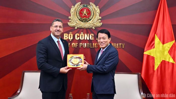 Bộ trưởng Lương Tam Quang tặng quà lưu niệm Đại sứ Shadi Abu Zarqa.