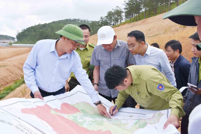 Đồng chí Lê Trọng Yên, Phó Chủ tịch Thường trực UBND tỉnh Lâm Đồng kiểm tra thực địa tại xã Lạc Dương. Ảnh Kim Hiền
