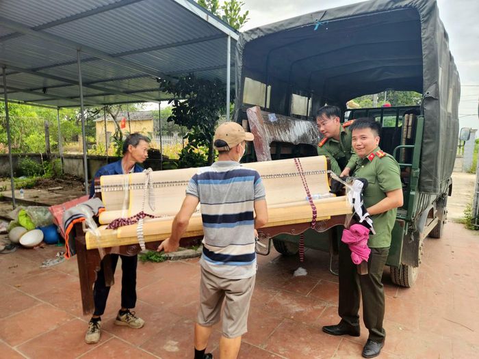 Cán bộ Công an tỉnh Bắc Ninh vận chuyển đồ giúp người dân.