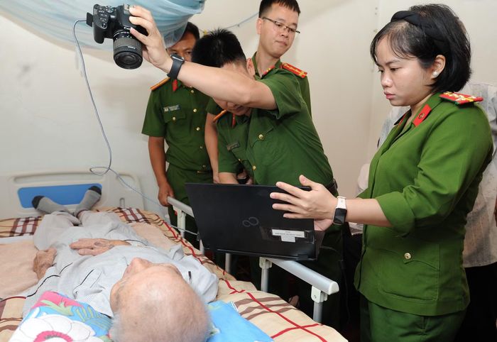 Việc lấy mẫu ADN được cán bộ, chiến sĩ thực hiện nhẹ nhàng, ân cần nhưng đúng khoa học.