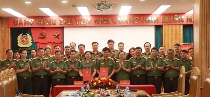 Thiếu tướng Lưu Hồng Quảng và Thiếu tướng Đinh Ngọc Hoa cùng các đồng chí lãnh đạo Cục Công nghiệp an ninh và Trường Cao đẳng ANND I tại buổi lễ. Ảnh: Nguyễn Hưng.
