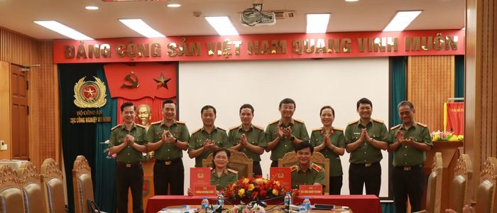 Thiếu tướng Lưu Hồng Quảng và Thiếu tướng Đinh Ngọc Hoa tại Lễ ký kết. Ảnh: Nguyễn Hưng.