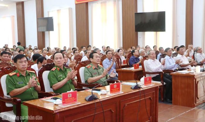 Các đại biểu tham dự họp mặt.