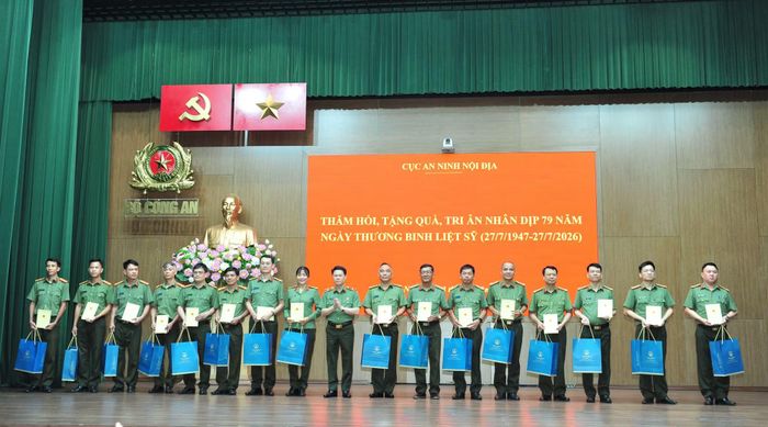 Thiếu tướng Nguyễn Hữu Mạnh, Cục trưởng Cục An ninh nội địa tặng quà, thăm hỏi các đại biểu là thương binh; gửi quà tri ân thân nhân các đại biểu là con liệt sĩ, con thương binh tham dự hội nghị.