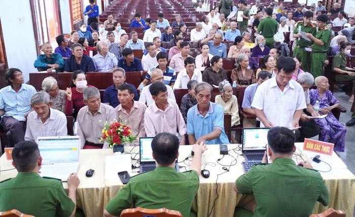 Công an tỉnh Khánh Hòa xác thực thông tin thân nhân liệt sĩ để lấy mẫu sinh phẩm phục vụ giám định ADN.