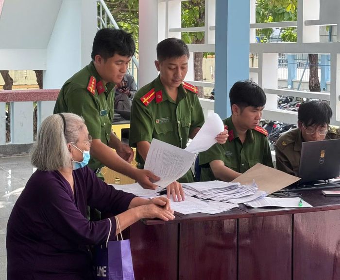 Công an tỉnh Khánh Hòa và Công an xã Vạn Ninh hỗ trợ thân nhân liệt sĩ xác thực thông tin, lấy mẫu sinh phẩm