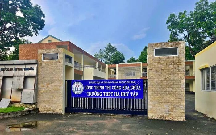 Trường Trung học phổ thông Hà Huy Tập được tận dụng từ trụ sở trường nghề cũ.